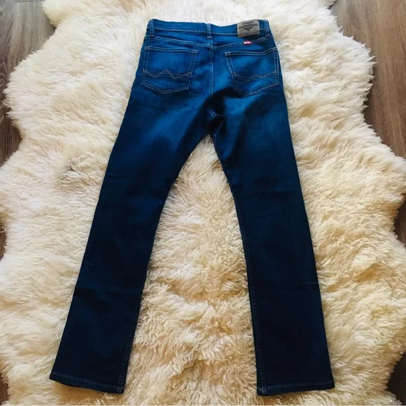 Wrangler’s Distressed Slim Straight Men’s Jeans - Picture 2 of 6